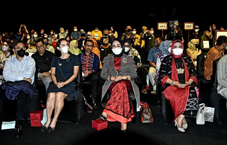 Dekranasda Baubau Tampilkan Sembilan Motif Kain Tenun Pada IFW 2022