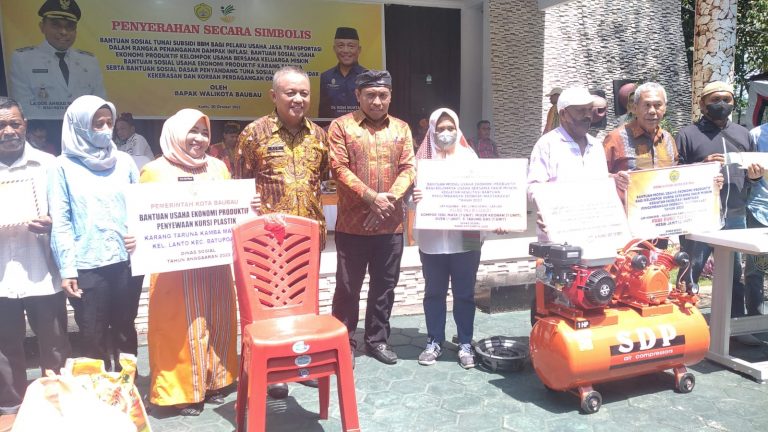 Walikota Baubau Serahkan Bantuan Ke 2.030 Warga