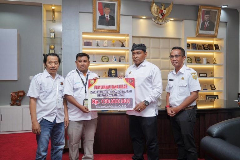 Pemkot Baubau Serahkan Dana Hibah Ke PWI Baubau