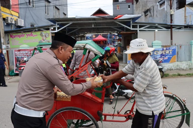 Polres Baubau dan Awak Media Berbagi Takjil