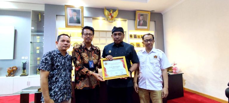 Dukung Kebebasan Pers, Monianse Menerima Penghargaan Dari PWI Baubau