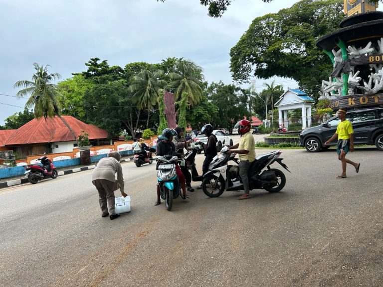 Jelang Berbuka Polres Baubau Berbagai Takjil